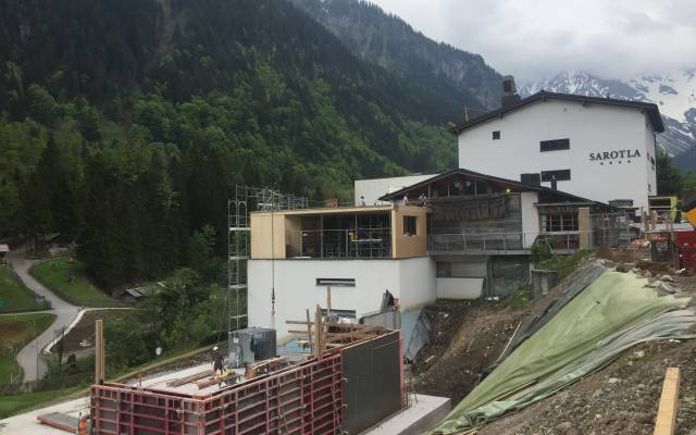 Die ersten Wände entstehen - Hotel Sarotla
