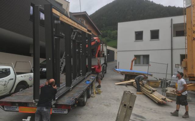 Montage der Panormafenster - Hotel Sarotla